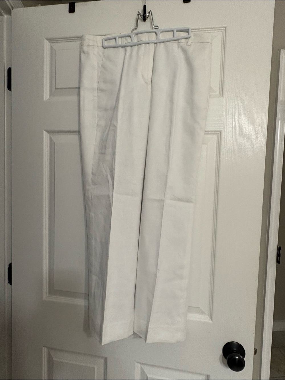 Never worn Classic Women’s White Kaya Pant in stretch blend.